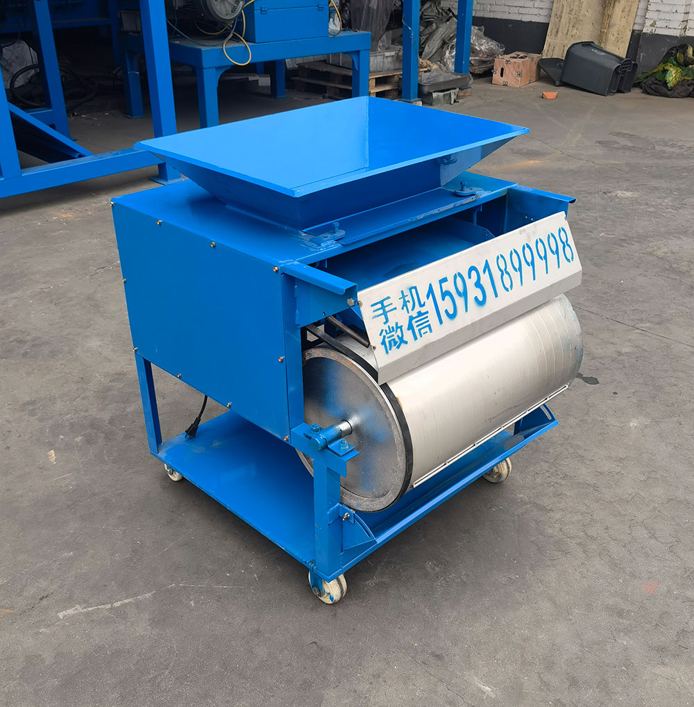 12.9单滚筒封闭式磁选机 C型中磁磁选机各一台